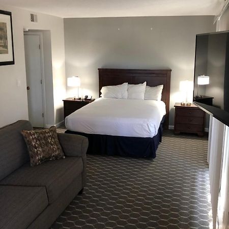 Sterling Hotel And Suites Clive Εξωτερικό φωτογραφία