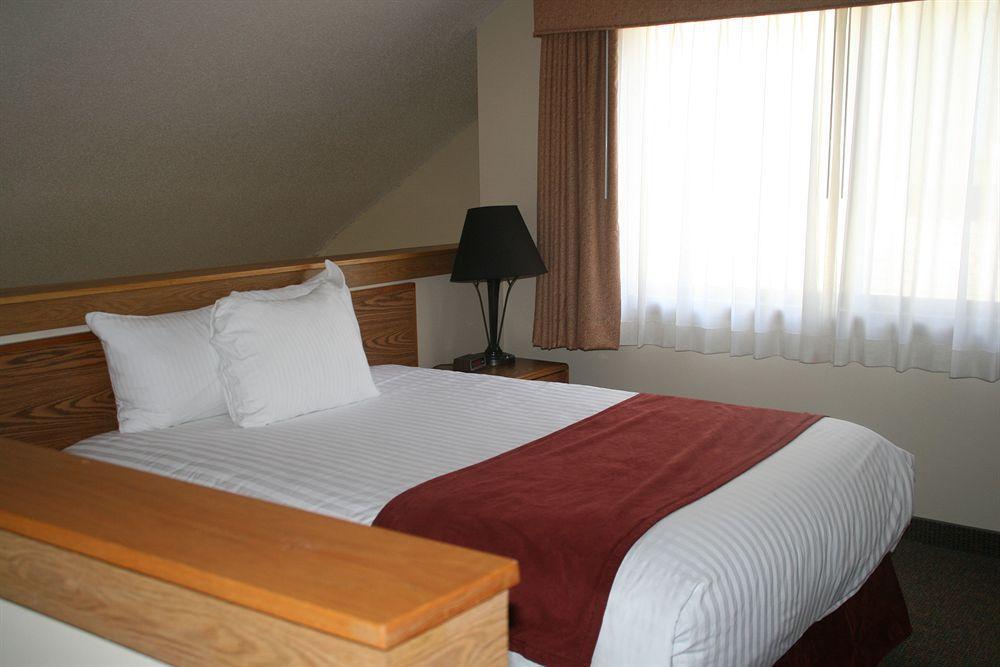 Sterling Hotel And Suites Clive Εξωτερικό φωτογραφία