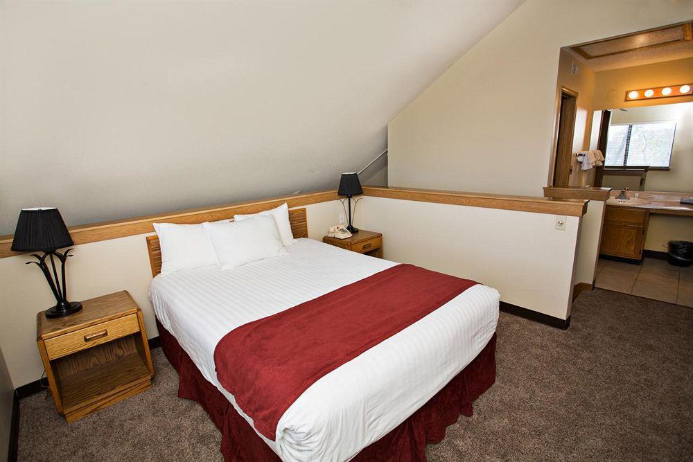 Sterling Hotel And Suites Clive Εξωτερικό φωτογραφία
