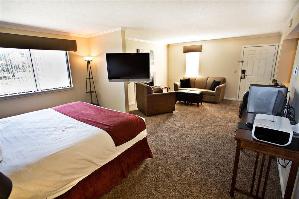 Sterling Hotel And Suites Clive Εξωτερικό φωτογραφία