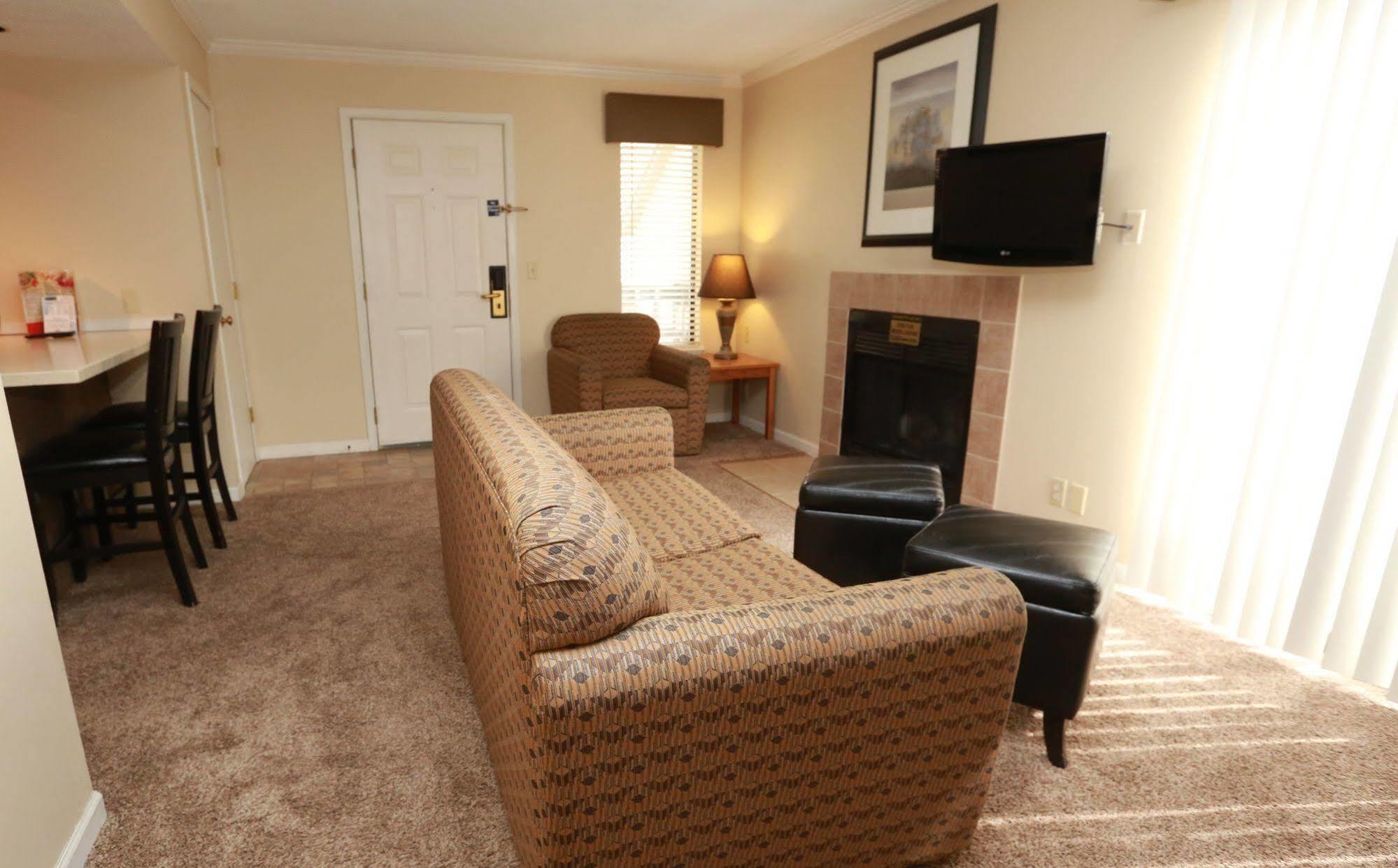 Sterling Hotel And Suites Clive Εξωτερικό φωτογραφία
