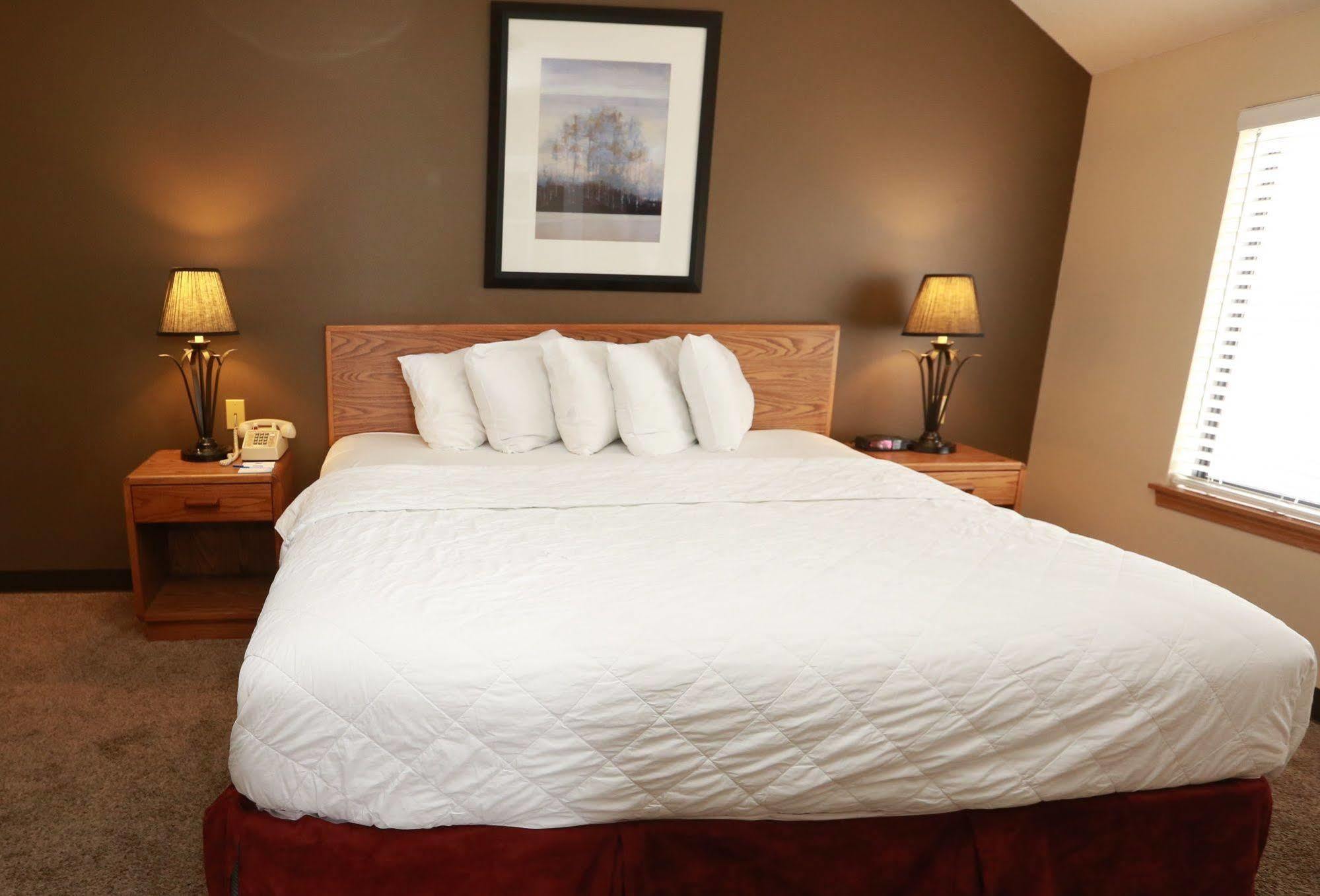 Sterling Hotel And Suites Clive Εξωτερικό φωτογραφία