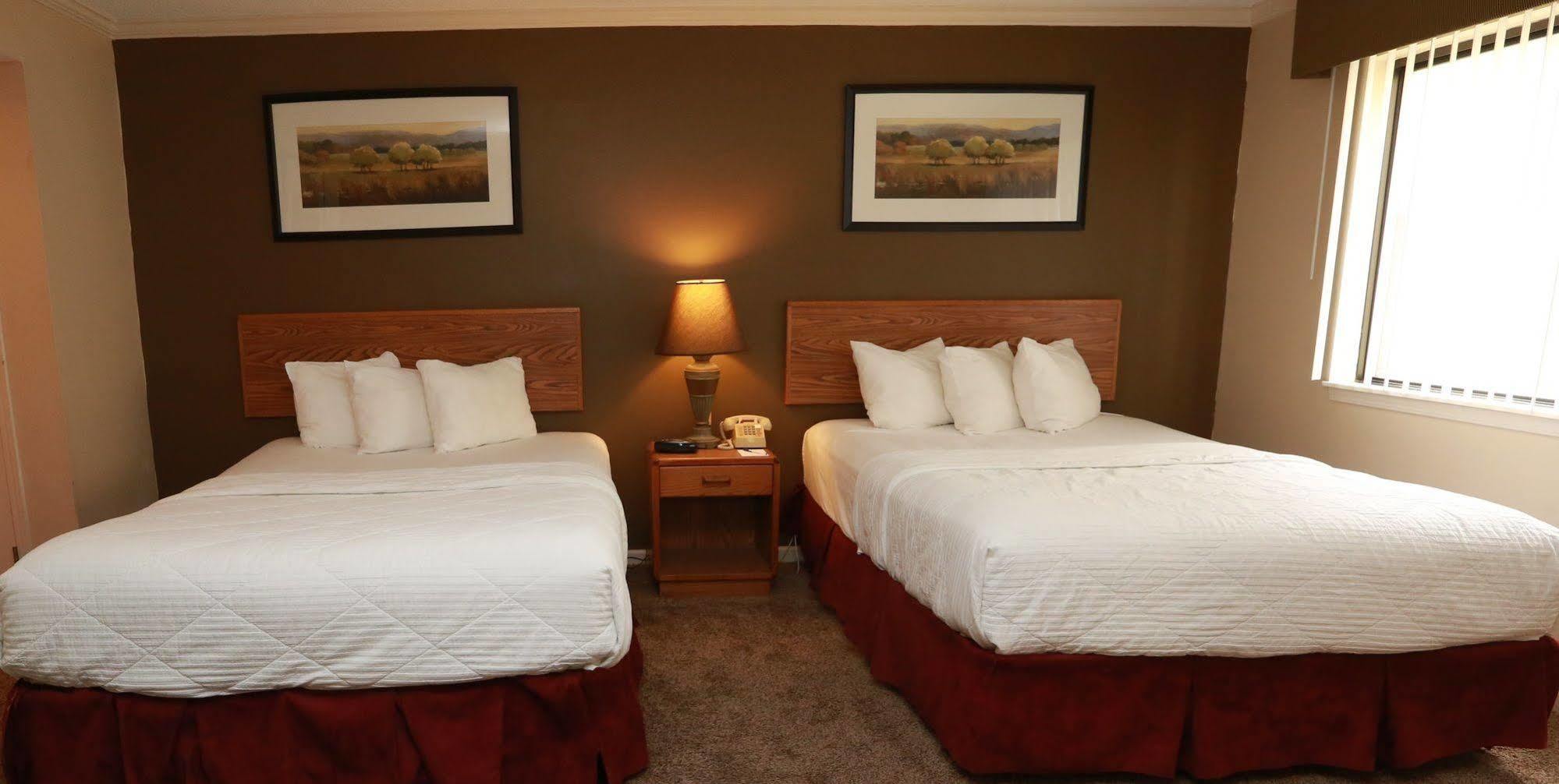 Sterling Hotel And Suites Clive Εξωτερικό φωτογραφία