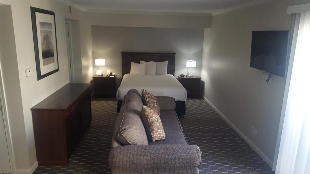 Sterling Hotel And Suites Clive Εξωτερικό φωτογραφία