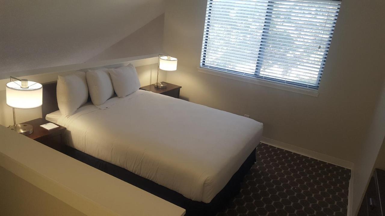 Sterling Hotel And Suites Clive Εξωτερικό φωτογραφία
