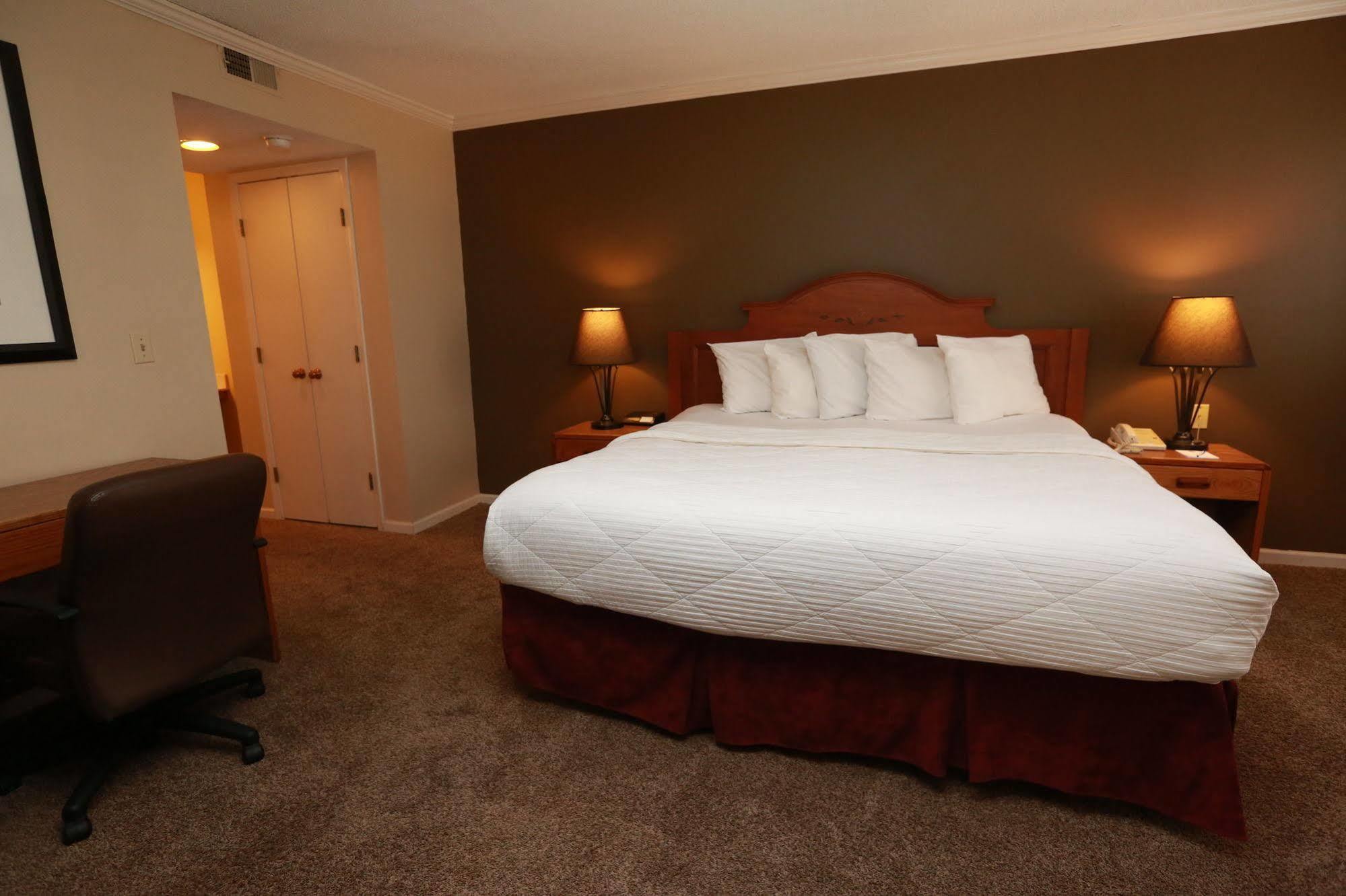 Sterling Hotel And Suites Clive Εξωτερικό φωτογραφία