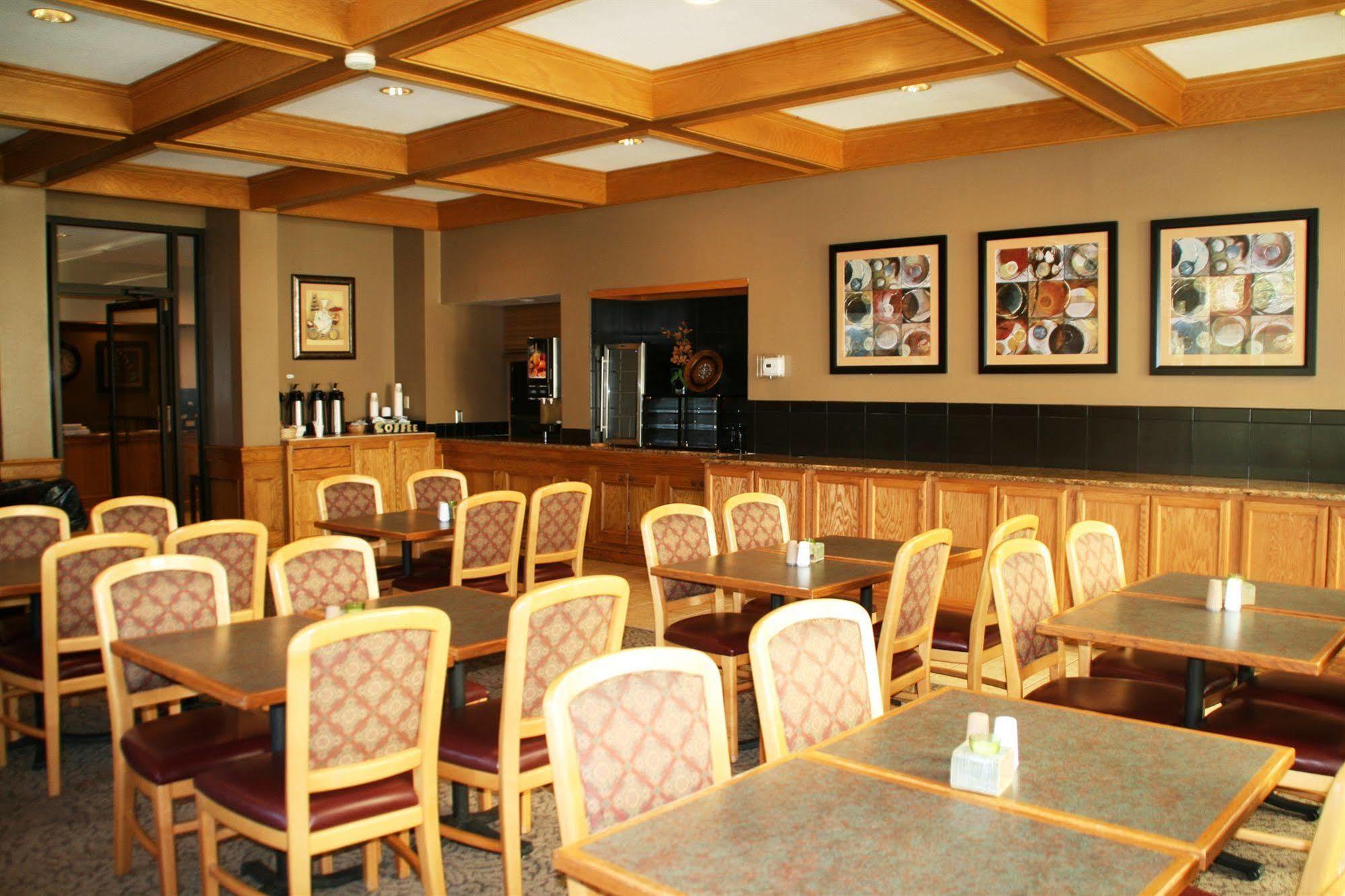 Sterling Hotel And Suites Clive Εξωτερικό φωτογραφία