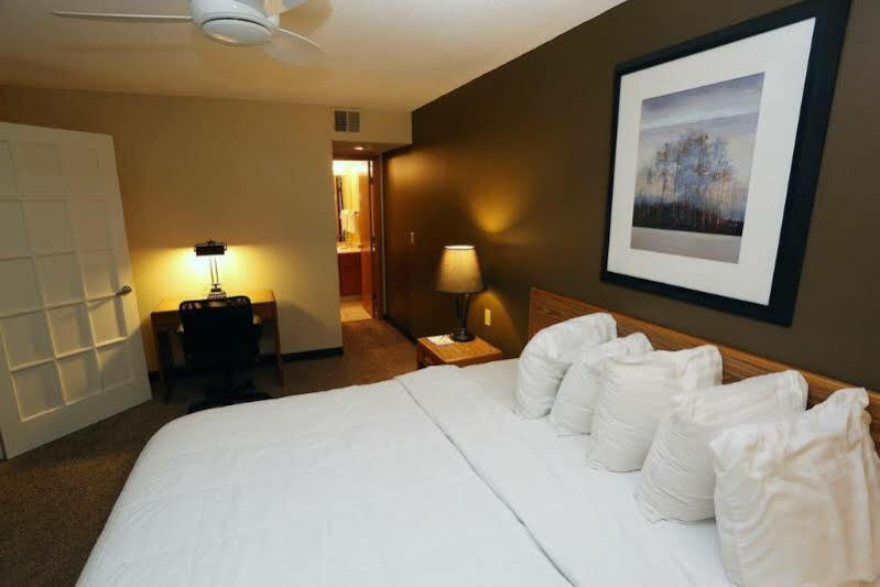 Sterling Hotel And Suites Clive Εξωτερικό φωτογραφία