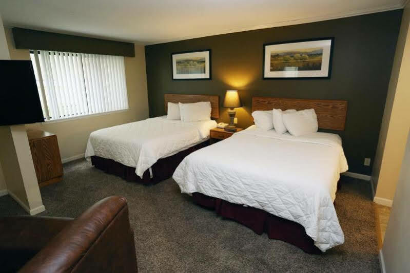 Sterling Hotel And Suites Clive Εξωτερικό φωτογραφία